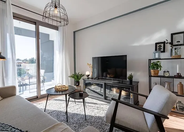 Moon Light 1-Bedroom Apartment In Larnaca
